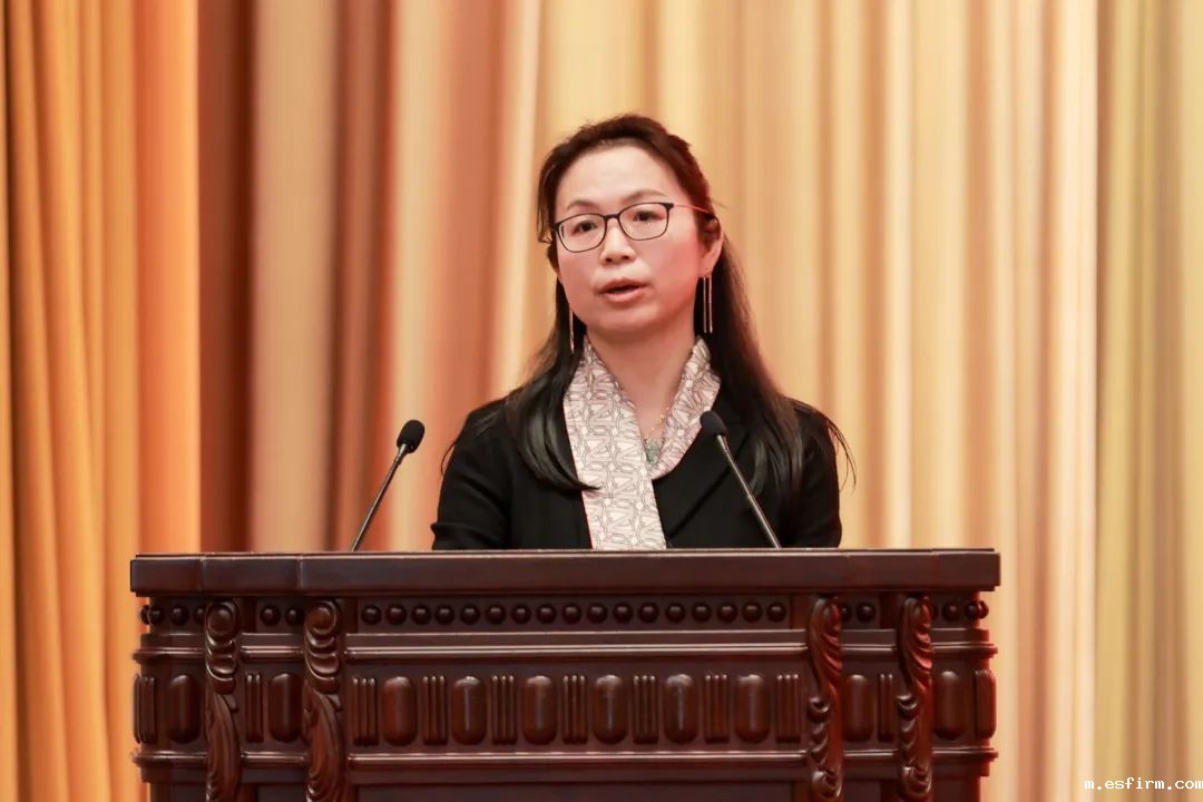 东华大学纺织学院院长覃小红